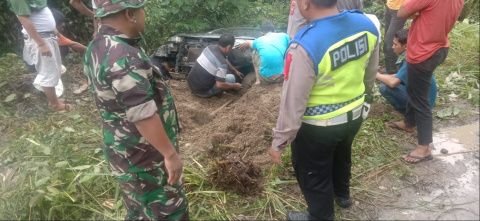 Mobil Avanza warna hitam BM 1450 QZ , terjun kejurang di wilayah Desa Ulu Aer, Kecamatan Sosopan, Kabupaten Palas.