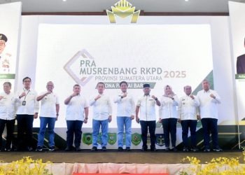 Pj.Gubsu Hasanuddin photo bersama dengan para Kepala Daerah di Pra Musrenbang Rencana Kerja Pembangunan Daerah (RKPD) Provinsi Sumatera Utara tahun 2025 di Sapadia Hotel, Gunung Tua, Kabupaten Padang Lawas Utara. (IST)