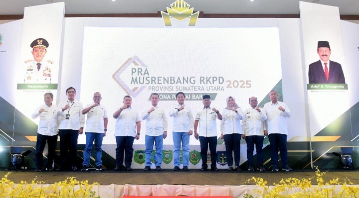 Pj.Gubsu Hasanuddin photo bersama dengan para Kepala Daerah di Pra Musrenbang Rencana Kerja Pembangunan Daerah (RKPD) Provinsi Sumatera Utara tahun 2025 di Sapadia Hotel, Gunung Tua, Kabupaten Padang Lawas Utara. (IST)