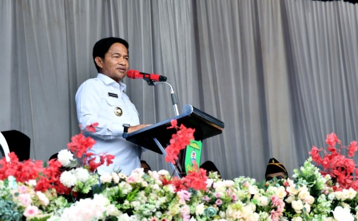 Pj Gubernur Sumut Hassanudin bersama Pj Ketua TP PKK Sumut Dessy Hassanudin bersilaturahmi bersama Tokoh Masyarakat Mandailing Natal di Halaman Masjid Agung Nur Ala Nur, Jalan Aek Godang, Panyabungan, Kabupaten Mandailing Natal, Rabu (31/1/2024). (Diskominfo Sumut).