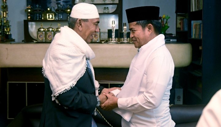 Pj Gubernur Sumut Hassanudin mengunjungi Pondok Pesantren Musthafawiyah, Desa Purba Baru, Kabupaten Mandailing Natal, Rabu (31/1/2024) malam. (Diskominfo Sumut)