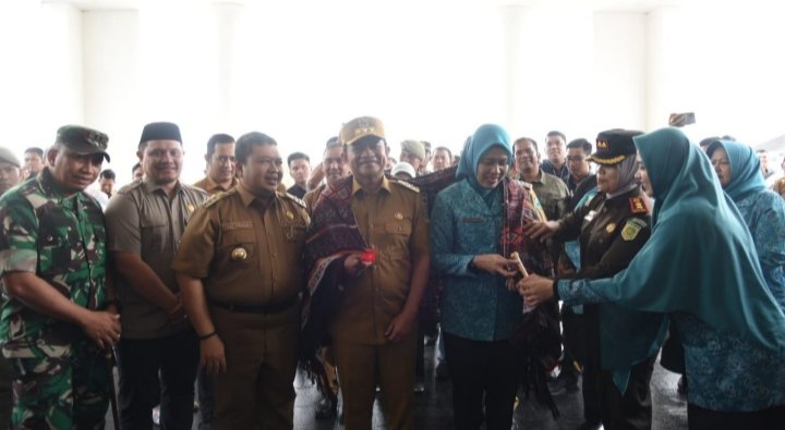 Bupati Tapsel Dolly Pasaribu dan Forkopimda menyambut kedatangan Pj. Gubernur Sumut Hasanuddin di Mess Pemprovsu Sipirok, Selasa (30/1). (IST)