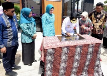 Pj.Gubsu Hasanuddin didampingi Pj.Wali Kota Pasangsidimpuan Letnan saat meneken prasasti peresmian Pojok Baca Pemprov Sumut bertempat di Jalan Sutan Soripada Mulia, Kelurahan Sadabuan Padangsidimpuan. (IST)