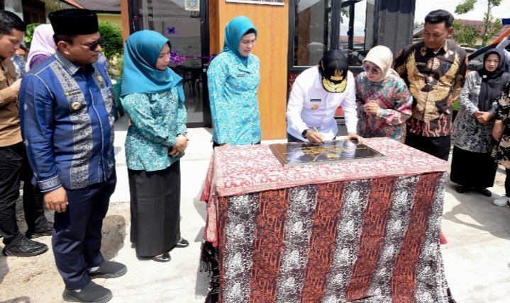 Pj.Gubsu Hasanuddin didampingi Pj.Wali Kota Pasangsidimpuan Letnan saat meneken prasasti peresmian Pojok Baca Pemprov Sumut bertempat di Jalan Sutan Soripada Mulia, Kelurahan Sadabuan Padangsidimpuan. (IST)