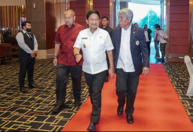Penjabat (Pj) Gubernur Sumatera Utara (Sumut) Hassanudin menghadiri Rapat Kerja Komite Olahraga Nasional Indonesia (KONI) Sumut Tahun 2024 di Ballroom Grand Mercure Hotel Jalan Sutomo Nomor 1 Medan, Sabtu (3/2). (DISKOMINFO SUMUT)