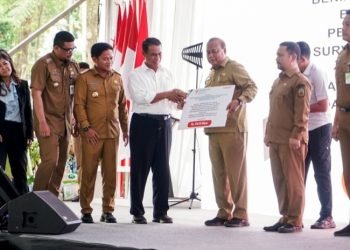 Penjabat (Pj) Gubernur Sumatera Utara (Sumut) Hassanudin mendampingi Menteri Pertanian (Mentan) Republik Indonesia Andi Amran Sulaiman bertemu dengan 20.000 petani dan penyuluh pertanian se-Sumut di Lapangan Benteng, Medan, Senin (5/2). (Diskominfo Sumut)
