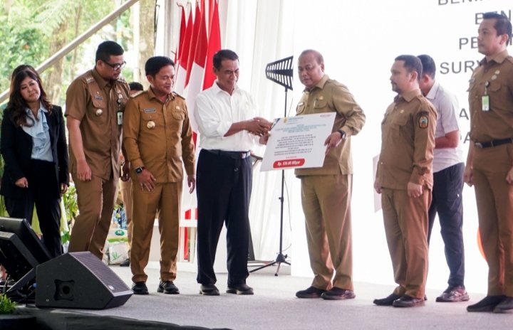 Penjabat (Pj) Gubernur Sumatera Utara (Sumut) Hassanudin mendampingi Menteri Pertanian (Mentan) Republik Indonesia Andi Amran Sulaiman bertemu dengan 20.000 petani dan penyuluh pertanian se-Sumut di Lapangan Benteng, Medan, Senin (5/2). (Diskominfo Sumut)