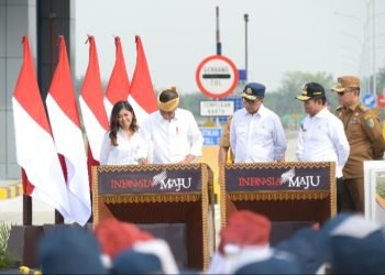 Presiden Republik Indonesia Joko Widodo didampingi oleh Pj Gubernur Sumatera Utara (Sumut) Hassanudin meresmikan Ruas Tol Kuala Tanjung - Tebingtinggi - Parapat  Seksi Tebingtinggi - Indrapura dan Ruas Indrapura - Kisaran Seksi Indrapura - Limapuluh di pintu Tol Limapuluh Kabupaten Batubara, Rabu (7/2). (DISKOMINFO SUMUT)