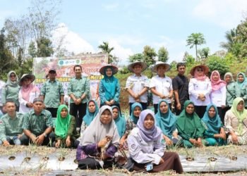 Bupati Tapsel Dolly Pasaribu bersama Ketua TP.PKK Tapsel Rosalina Dolly Pasaribu bersama Kelompok Tani (Koptan) desa Simaninggir Kecamatan  Marancar Kabupaten Tapsel photo bersama usai panen perdana bawang merah. (IST)