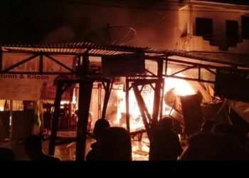 Warga memadamkan kebakaran di Jalan Imam Bonjol, Lingkungan 9 Kelurahan Aek Tampang, Kecamatan Padangsidimpuan Selatan, Rabu (14/2/2024) malam.