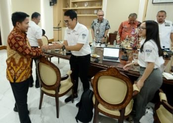 Penjabat (Pj) Gubernur Sumatera Utara (Sumut) Hassanudin menerima audiensi PT MGPA Nusantara Jaya sebagai bagian dari InJourney Grup, sebagai panitia penyelenggaraan event F1H2O di Kantor Gubernur Sumut, Lantai 10, Jalan Pangeran Diponegoro Nomor 30 Medan, Jumat (16/2). (Diskominfo Provsu)