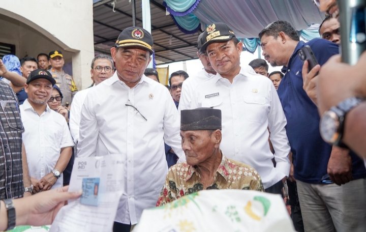 Penjabat (Pj) Gubernur Sumatera Utara (Sumut) Hassanudin mendampingi Menteri Koordinator Bidang Pembangunan Manusia dan Kebudayaan (Menko PMK) Muhadjir Effendy menyerahkan bantuan pangan beras Cadangan Pangan Pemerintah (CPP) bagi keluarga penerima manfaat di Halaman Kantor Lurah Belawan Bahari, Kecamatan Medan Belawan, Pulau Rupat Nomor 10 Belawan Bahari, Sabtu (17/2).  (DISKOMINFO SUMUT)

 