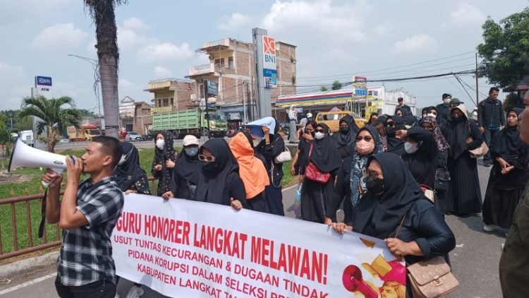 Ratusan guru honorer di Kabupaten Langkat yang menggelar aksi demo di Polda Sumut beberapa waktu lalu.