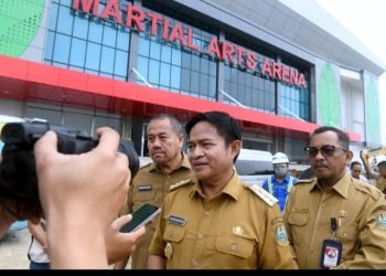 Pj Gubernur Sumut Hassanudin didampingi Kepala Dispora Sumut Baharrudin Siagian dan Kepala Diskominfo Sumut Ilyas Sitorus, meninjau Pengerjaan Pembangunan Venue PON XXI Tahun 2024 Aceh - Sumut di Desa Sena, Kabupaten Deliserdang, baru-baru ini. (Diskominfo Sumut)