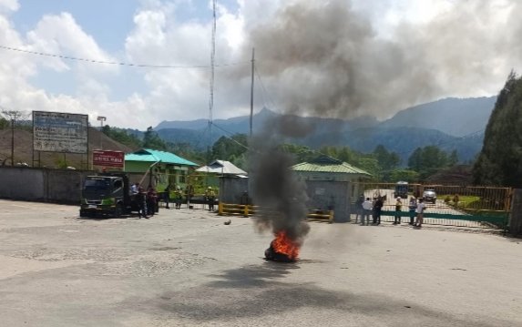 Pengunjuk rasa membakar ban di depan pintu timbangan. (IST)