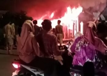 Api membubung ketika kebakaran toko grosir di Jalan Kenanga, Kelurahan Ujung Padang, Padangsidimpuan, Selasa (27/2/2024).