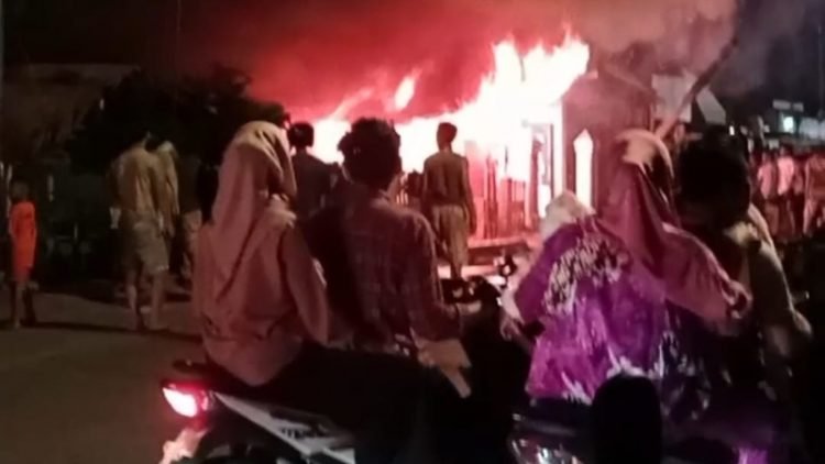 Api membubung ketika kebakaran toko grosir di Jalan Kenanga, Kelurahan Ujung Padang, Padangsidimpuan, Selasa (27/2/2024).