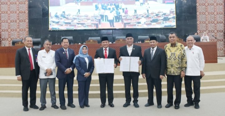 Penjabat (Pj) Gubenur Sumatera Utara (Sumut) Hassanudin bersama Wakil Ketua DPRD Sumut Harun Mustafa Nasution menandatangani keputusan bersama tentang penetapan dua Rancangan Peraturan Daerah (Ranperda) menjadi Peraturan Daerah (Perda) Provinsi Sumut, dalam Rapat Paripurna di Gedung DPRD Sumut, Jalan Imam Bonjol Nomor 5 Medan, Rabu (28/2). (Diskominfo Sumut)