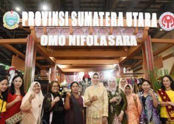 Ketua Dekranasda Provinsi Sumatera Utara (Sumut) Dessy Hassanudin, didampingi Ketua Harian Dekranasda Sumut Mulyadi Simatupang, Wakil Ketua Harian Dekranasda Sumut Dian Arief Trinugroho, serta para pengurus Dekranasda Sumut lainnya, meninjau stan pameran Kabupaten/Kota asal  Sumut usai pembukaan Inacraft 2024,  yang dibuka oleh Presiden RI Joko Widodo  dan Ibu Negara Iriana di Jakarta Convention Center (JCC) Senayan, Jakarta, Rabu (28/2).

 