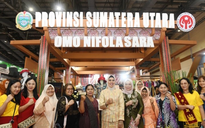 Ketua Dekranasda Provinsi Sumatera Utara (Sumut) Dessy Hassanudin, didampingi Ketua Harian Dekranasda Sumut Mulyadi Simatupang, Wakil Ketua Harian Dekranasda Sumut Dian Arief Trinugroho, serta para pengurus Dekranasda Sumut lainnya, meninjau stan pameran Kabupaten/Kota asal  Sumut usai pembukaan Inacraft 2024,  yang dibuka oleh Presiden RI Joko Widodo  dan Ibu Negara Iriana di Jakarta Convention Center (JCC) Senayan, Jakarta, Rabu (28/2).