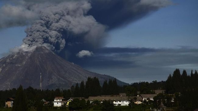 Erupsi Gunung Sinabung beberapa waktu lalu.