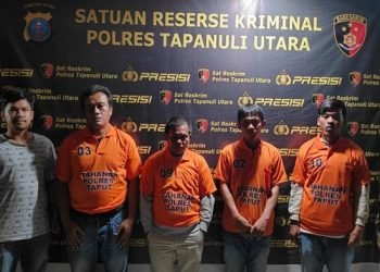 4 pelaku pencurian beko loader saat diamankan.