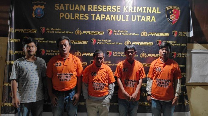 4 pelaku pencurian beko loader saat diamankan.