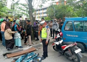 Kondisi angkot terbalik usai terlibat kecelakaan dan petugas kepolisian saat tiba di lokasi kejadian 
