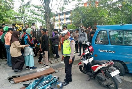 Kondisi angkot terbalik usai terlibat kecelakaan dan petugas kepolisian saat tiba di lokasi kejadian 
