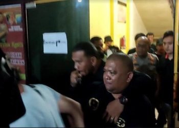 Samsul Tarigan saat diboyong ke Polrestabes Medan usai ditangkap di Kabupaten Karo. 