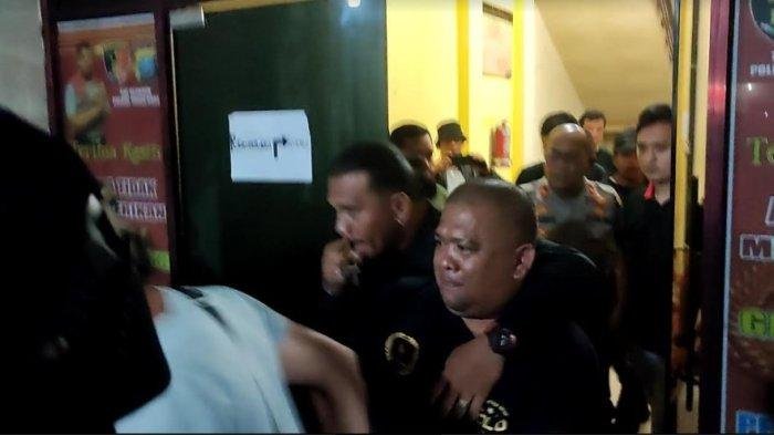 Samsul Tarigan saat diboyong ke Polrestabes Medan usai ditangkap di Kabupaten Karo. 