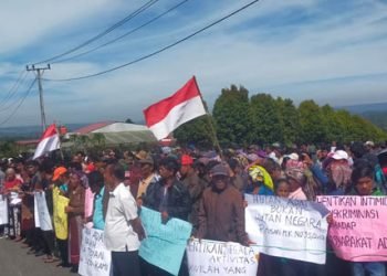 Masyarakat Desa Siria-Ria membawa puluhan spanduk dan poster tuntutan 