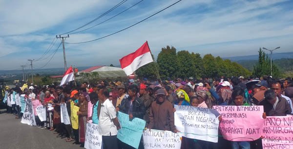 Masyarakat Desa Siria-Ria membawa puluhan spanduk dan poster tuntutan