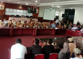 Dirut RSUD Dr Tengku Mansyur Kota Tanjungbalai, Tengku Mestika Mayang memberi penjelasan dalam RDP kasus pasien anak meninggal, Selasa (27/2/2024).