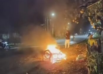 Kondisi sepeda motor yang terbakar.