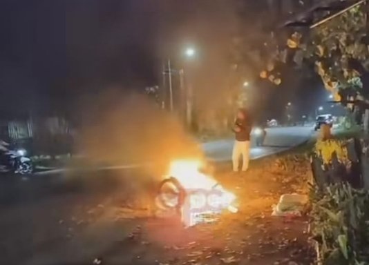 Kondisi sepeda motor yang terbakar.