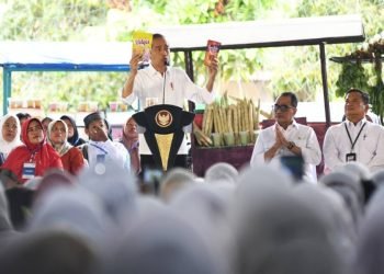 Presiden Republik Indonesia Joko Widodo didampingi Menteri Perhubungan RI Budi Karya Sumadi, Pj Gubernur Sumatera Utara (Sumut) Hassanudin, serta Pj Bupati Batubara Nizhamul, bersilaturahmi dengan ribuan peserta program membina ekonomi keluarga sejahtera (Mekar) binaan Permodalan Nasional Madani (PNM) di Lapangan Lima Puluh, Kabupaten Batubara, Rabu (7/2). (Diskominfo Sumut)