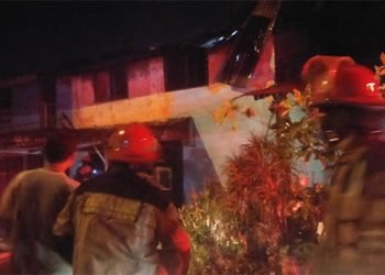 Petugas Damkar Kota Medan saat memadamkan api di lokasi. 