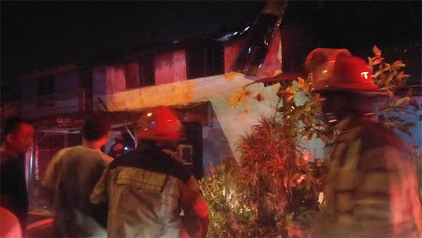 Petugas Damkar Kota Medan saat memadamkan api di lokasi. 