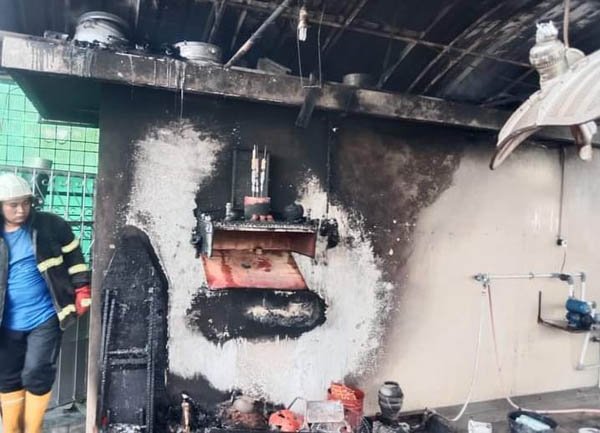 Rumah milik Sylvia di Jalan Persatuan Kota Tebing Tinggi setelah api dipadamkan. 