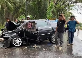 Sedan Altis yang ditumpangi para pelajar ringsek di lokasi. 