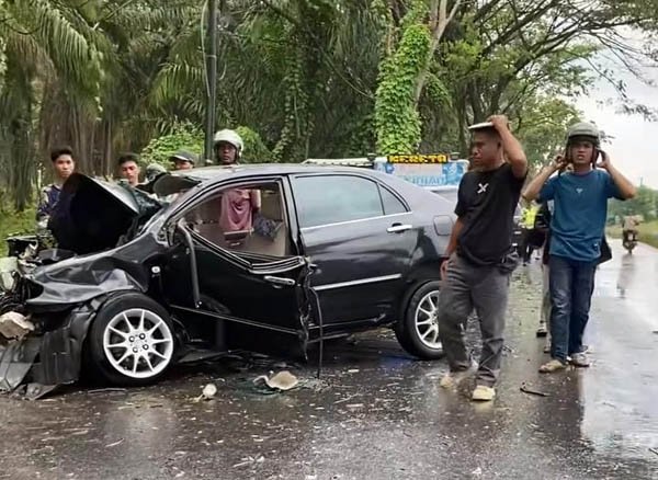 Sedan Altis yang ditumpangi para pelajar ringsek di lokasi.