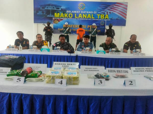 Lanal Tanjungbalai Asahan menggelar konferensi pers pengugkapan kasus sabu asal Malaysia.