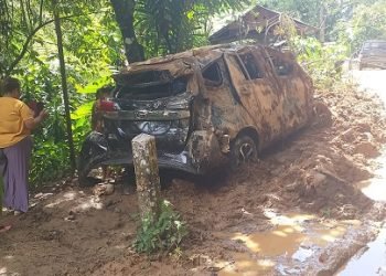 Mobil yang tertimpa longsor di Taput.