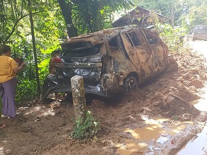 Mobil yang tertimpa longsor di Taput.