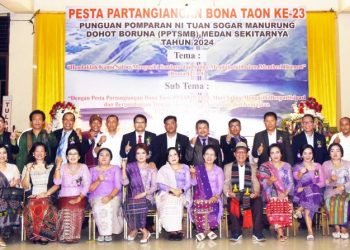 Penasehat, BPH, dan Panitia Pesta Partangiangan Bona Taon PPTSMB Medan sekitarnya foto bersama usai acara, Minggu (4/2/2024) di Gedung Permatan Griya Jalan Pelajar Medan.