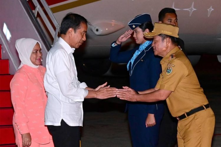 Presiden Jokowi dan Ibu Iriana Joko Widodo beserta rombongan menggunakan Pesawat Kepresidenan Indonesia-1 tiba di Bandara Internasional Kualanamu, Kabupaten Deli Serdang, Provinsi Sumatra Utara pada Selasa (6/2). Kedatangan Presiden beserta rombongan dsambut Pj Gubernur Sumatera Utara (Sumut) Hassanudin, Pangdam I Bukit Barisan  Mayjen TNI Mochammad Hasan, serta Kapolda Sumut  lrjen Pol Agung Setya.
(Biro Pers Sekretariat Presiden)