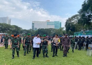Pasukan gabungan satuan TNI apel kesiapan pengamanan Pemilu 2024 di Lapangan Benteng, Kota Medan.