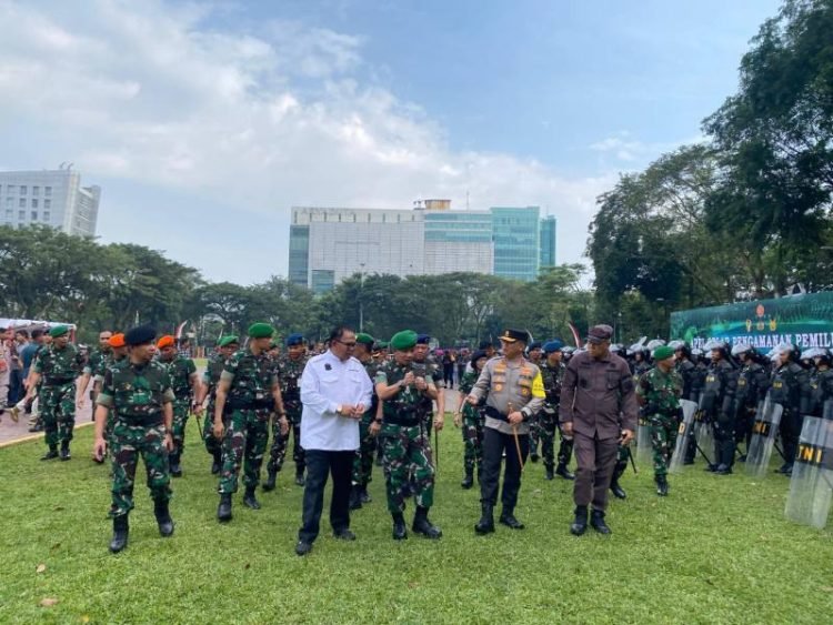 Pasukan gabungan satuan TNI apel kesiapan pengamanan Pemilu 2024 di Lapangan Benteng, Kota Medan.