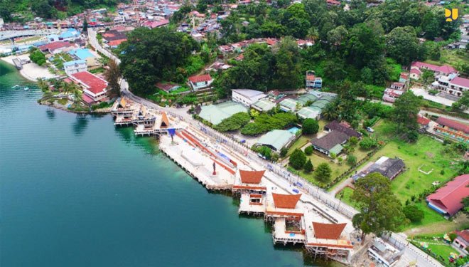 Pembangunan di kawasan Danau Toba.